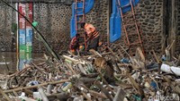 Petugas UPK Badan Air terus berupaya mengangkut sampah.