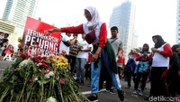 Momen tabur bunga di kawasan Bundaran HI, Jakarta, Minggu (28/4/2019).