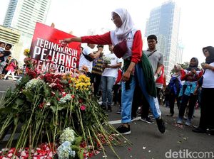 Aksi Tabur Bunga untuk Penghormatan Pejuang Pemilu