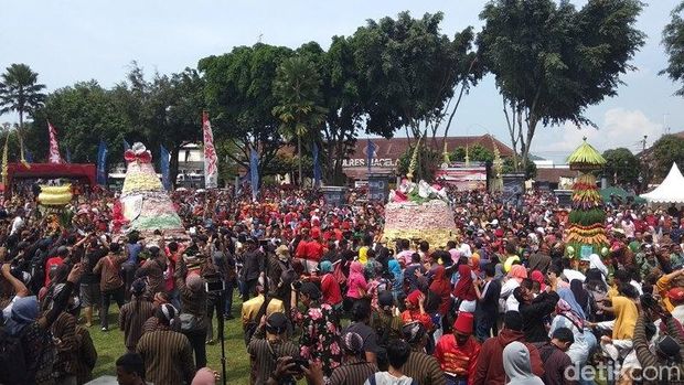 Gunungan gethuk diperebutkan warga di Magelang. 