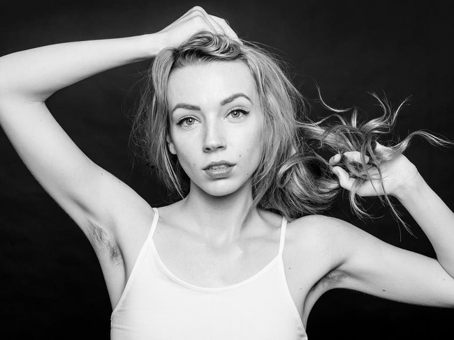 Banyak orang menganggap bulu ketiak sebagai sesuatu yang menjijikan. Karena tekanan dan lingkungan, banyak wanita memutuskan untuk mencuri bulu ketiaknya. Proyek ini pun berusaha untuk menunjukkan kecantikan alami wanita yang sejatinya berbulu ketiak. Foto: Instagram @benhopper