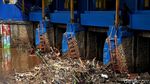 Gunungan Sampah di Pintu Air Karet