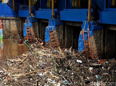 Gunungan Sampah di Pintu Air Karet