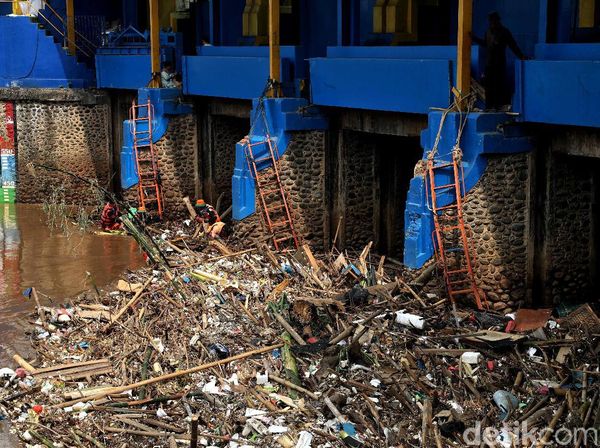 Gunungan Sampah di Pintu Air Karet