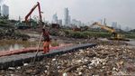 Tumpukan Sampah Penuhi Sungai BKB Petamburan
