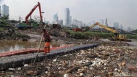 Hingga saat ini petugas terus berupaya membersihkan sampah tersebut.