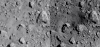 Perbandingan permukaan Ryugu sebelum (kiri) dan setelah (kanan) diledakkan oleh Hayabusa 2.