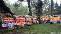 Sejumlah karangan bunga pun sudah tampak di lokasi. Foto: (Hanif Hawari/detikHOT)