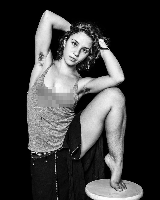 Tak hanya bulu ketiak, beberapa wanita juga percaya diri menampilkan bulu kaki. Foto: Instagram @benhopper