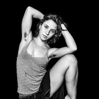 Tak hanya bulu ketiak, beberapa wanita juga percaya diri menampilkan bulu kaki. Foto: Instagram @benhopper