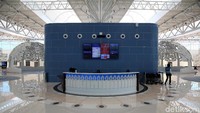 Ornamen penunjuk arah dibuat menarik sehingga memperkuat kesan modern pada bandara ini.