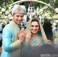 Irish Bella resmi dinikahi Ammar Zoni, Minggu (28/4/2019). Pada hari pernikahannya, pesinetron 23 tahun itu dipuji semakin cantik bak ratu telenovela. Ibel, begitu sapaan akrabnya menggunakan dua tema pernikahan, tradisional dan internasional.  Foto: (Noel/detikHOT)