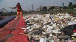Tumpukan Sampah Penuhi Sungai BKB Petamburan