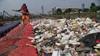 Sampah plastik dan styrofoam juga memenuhi lokasi.