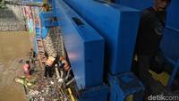 Hingga saat ini petugas terus berupaya mengangkut sampah.