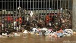 Penampakan Terkini Tumpukan Sampah di Pintu Air Manggarai