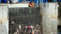 Namun kini tumpukan sampah berangsur-angsur berkurang.