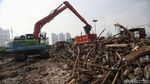Tumpukan Sampah Penuhi Sungai BKB Petamburan