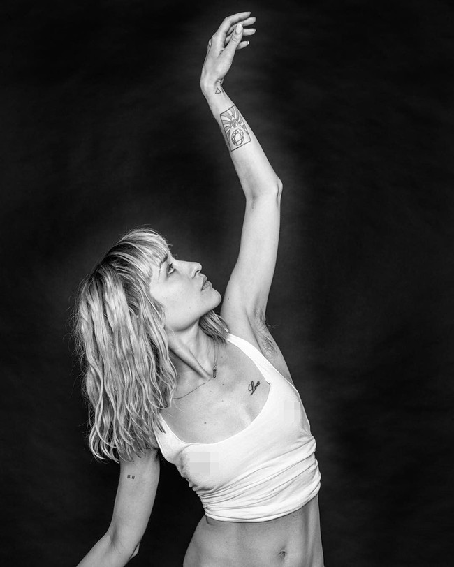 Para model dipotret dengan pose menarik yang membuat semakin empowering. Foto: Instagram @benhopper