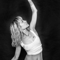 Para model dipotret dengan pose menarik yang membuat semakin empowering. Foto: Instagram @benhopper