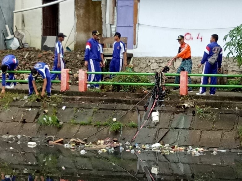 Kemenhub & Lantamal VI Bersih-bersih Kanal Panampu Makassar Kemenhub & Lantamal VI Bersih-bersih Kanal Panampu Makassar