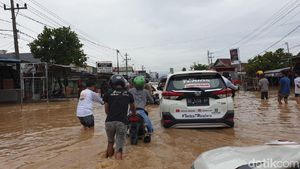 Mobil dan Motor Nekat Terobos Banjir di Bengkulu