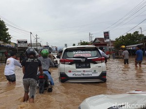 Mobil dan Motor Nekat Terobos Banjir di Bengkulu