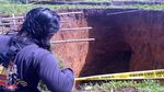 Penampakan Lubang Raksasa di Sukabumi yang Bikin Geger