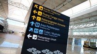 Bagian atapnya dibuat semi transparan dengan tujuan bisa memanfaatkan cahaya alami dan mengurangi konsumsi listrik untuk penerangan.
