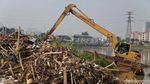 Tumpukan Sampah Penuhi Sungai BKB Petamburan