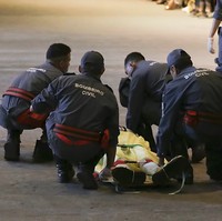 Tales Soares sedang melenggang di Sao Paulo Fashion Week, Brasil, saat ia terjatuh dan tak sanggup bangun dari panggung catwalk. Foto: YouTube