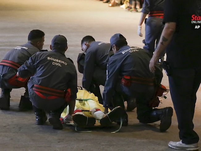 Tales Soares sedang melenggang di Sao Paulo Fashion Week, Brasil, saat ia terjatuh dan tak sanggup bangun dari panggung catwalk. Foto: YouTube