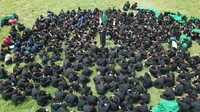 Di bawah terik matahari yang sangat menyengat kulit, Gus Nabil menjelaskan, akhir-akhir ini banyak sekali fenomena mempermainkan demokrasi, provokasi dan ajakan untuk terpecah belah antar sesama diumbar di media. Sebagai wadah para pendekar yang diasuh para kiai, Pagar Nusa tetap konsisten membela Tanah Air dan ulama. Dok. Pagar Nusa.