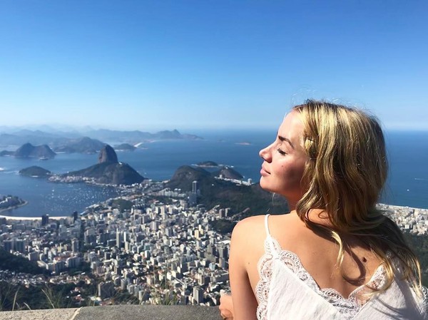 Rio de Janeiro, merupakan kota pesisir sekaligus destinasi wisata paling terkenal di Brasil. Ana terlihat begitu menikmati liburannya di sana (Instagram/ana_d_armas) Rio de Janeiro, merupakan kota pesisir sekaligus destinasi wisata paling terkenal di Brasil. Ana terlihat begitu menikmati liburannya di sana (Instagram/ana_d_armas)