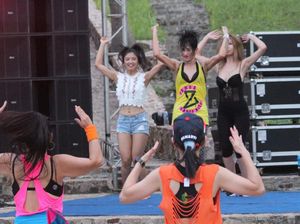 Turis China Ikut Fun Zumba di Border Stage Red-White Festival 2019