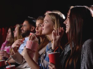 Tips Ampuh Menahan Pipis Saat Nonton Bioskop: Atur Sikap Duduk!