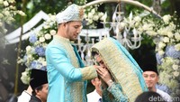 Momen-momen Irish Bella mencium tangan Ammar Zoni. Foto: (Noel/detikHOT)