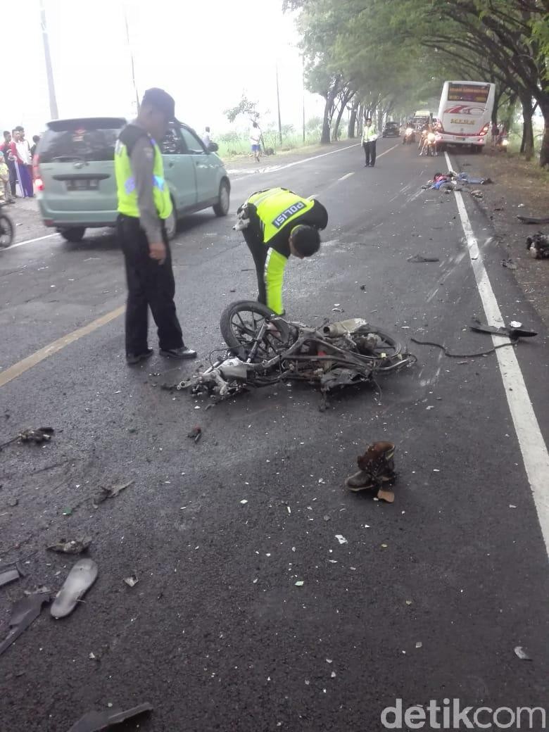 Dua Remaja Tewas Tertabrak Bus Mira di Ngawi Usai Ikut Touring Dua Remaja Tewas Tertabrak Bus Mira di Ngawi Usai Ikut Touring