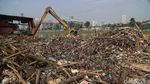 Tumpukan Sampah Penuhi Sungai BKB Petamburan