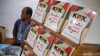 Buku berisi perjuangan panjang pemberantasan korupsi di Indonesia.