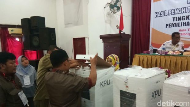 Rekapitulasi KPU Sibolga: Jokowi 58,79%, Prabowo 41,21%