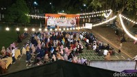 Panitia berharap kegiatan ini menumbuhkan kecintaan terhadap bulan suci umat Islam di kalangan generasi muda. Ada talk show dan bazar kuliner Timur Tengah dan pakaian di pelataran masjid. (Isfari Hikmat/detikcom)
