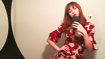 Dua tahun kemudian, dia pindah ke London untuk belajar di sekolah drama Italia Conti Academy of Theatre Arts dan memperoleh gelar Bachelor of Arts dalam berakting. (Foto: Instagram/karengillanofficial)
