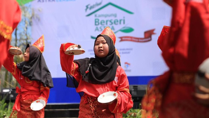 Ratusan anak-anak di Kampung Berseri Astra Jorong Tabek menampilkan kesenian tari piring dan silat dalam acara Festival Kampung Berseri Astra bertema Pendidikan Kecakapan Hidup Melalui Kearifan Lokal di Kabupaten Solok, Sumatra Barat (28/4).