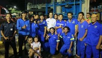 Di sela pemantauan, Anies berfoto bersamapara petugas di Pintu Air Manggarai (Foto: Instagram Anies Baswedan)