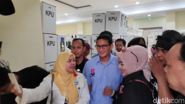 Sandiaga Titipkan Sepatu 'Istimewa' untuk Relawan di Lampung