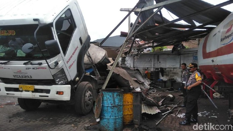Hasil gambar untuk truk tangki meledak surabaya