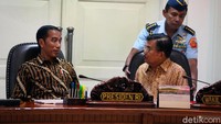 Wakil Presiden Jusuf Kalla turut hadir dalam rapat terbatas ini.