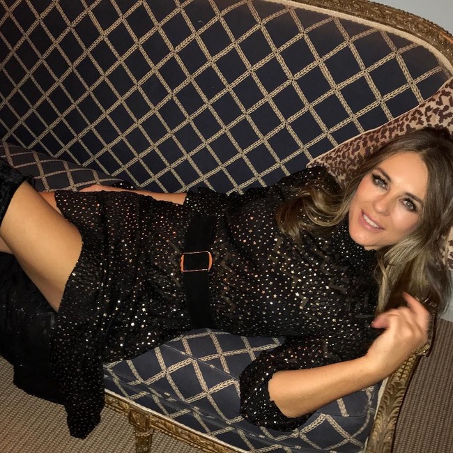 Sayangnya tak dijelaskan bagaimana atau mengapa ia harus sangat sering pakai pelembap. Tak diketahui juga apakah Elizabeth mencuci wajah dulu sebelumnya. Jika begitu, tentu cara ini tak bisa dilakukan ketika memakai makeup. Foto: Instagram @elizabethhurley1