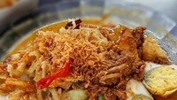 Lontong Medan yang ini diberi lauk gulai telur, ditaburi kering teri kacang dan disiram sayur gurih. Siapa mau? Foto: Instagram@horizonhoman